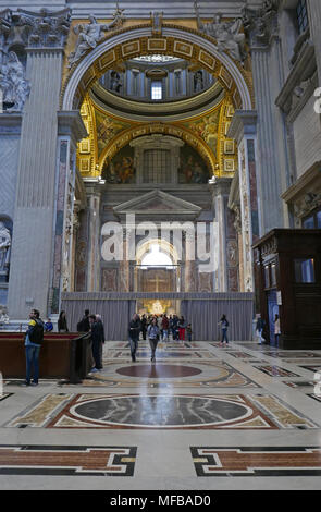 Cité du Vatican, VATICAN - Le 10 avril 2018 : les gens en face de la Pietà, statue en marbre du chef-d'oeuvre de Michel-Ange dans la Basilique Saint-Pierre Banque D'Images