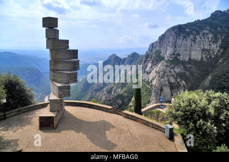 Sculpture en pierre moderne sur le terrain de monastère de Montserrat, Espagne avec une vue sur la vallée et les montagnes derrière. Banque D'Images