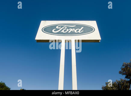 Affiche à l'extérieur de Ford Ford voiture usine désaffectée du moteur, Norlane, Geelong, Victoria, Australie Banque D'Images