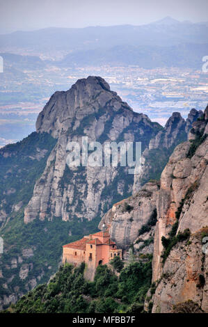 Vue de Santa Cova - cangas, montagnes et la vallée vue depuis le monastère de Montserrat, catalan, Espagne Banque D'Images