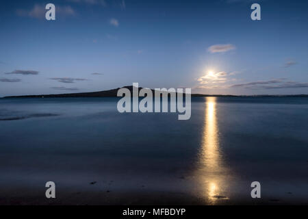 Pleine lune sur l'île de Rangitoto golfe Hauraki, Auckland. Banque D'Images