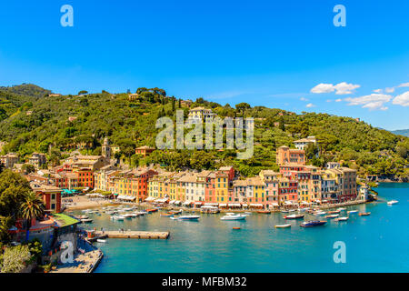 Vue panoramique de Portofino, est un village de pêcheurs, province de Gênes, en Italie. Un lieu de villégiature avec un port pittoresque et avec la célébrité et Banque D'Images