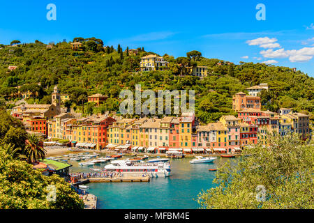 Vue panoramique de Portofino, est un village de pêcheurs, province de Gênes, en Italie. Un lieu de villégiature avec un port pittoresque et avec la célébrité et Banque D'Images