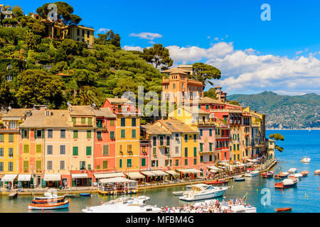 Vue panoramique de Portofino, est un village de pêcheurs, province de Gênes, en Italie. Un lieu de villégiature avec un port pittoresque et avec la célébrité et Banque D'Images