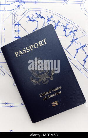 Utilisé Passeport des États-Unis repose sur un fond de croquis des avions à un terminal. Banque D'Images