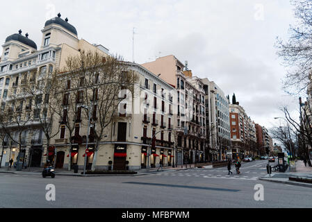 Madrid, Espagne - 15 Avril 2018 : La rue Serrano à Salamanca un jour nuageux. Salamanque est bien connu pour être l'une des zones les plus riches en M Banque D'Images