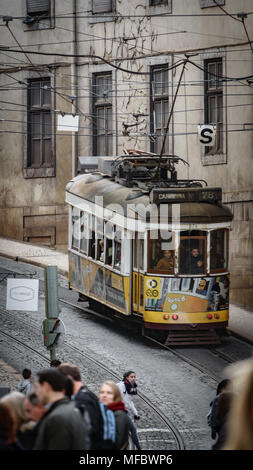 Lisbonne - le 9 avril : le célèbre tram ligne 28 monter par un étroit et à forte pente street le 9 avril 2018 à Lisbonne, Portugal Banque D'Images