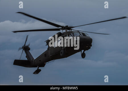 Les soldats de la 4e compagnie de quartier-maître, 725e Bataillon de soutien de Brigade (Airborne), 4th Infantry Brigade Combat Team (Airborne), 25e Division d'infanterie, l'exploitation d'un UH-60L Black Hawk conduite au Joint Base Elmendorf-Richardson, Alaska, le 18 avril 2018. Les soldats effectuaient ouverture faible à haute altitude (HALO) formation de parachutistes en utilisant les T-11 voile principale de 8 000 pieds-parachutisme chute libre. Le 725e Bataillon de soutien de la Brigade participe à un exercice de plusieurs semaines appelé Opération Centurion grève. (U.S. Photo de l'Armée de l'air par la Haute Airman Curt Beach) Banque D'Images