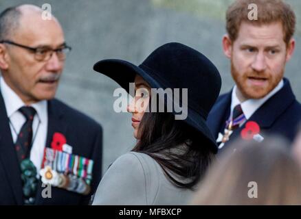 Le prince Harry (à droite) et Meghan Markle parler avec le Haut-Commissaire néo-zélandais Jerry Mateparae au cours d'un service de l'Aube à l'Australian memorial, Wellington Arch, London, pour commémorer la Journée de l'Anzac. Banque D'Images