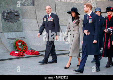 Le Haut-Commissaire néo-zélandais, Jerry Mateparae (à gauche), le prince Harry et Meghan Markle lors d'une aube Service au Mémorial Australien, Wellington Arch, London, pour commémorer la Journée de l'Anzac. Banque D'Images