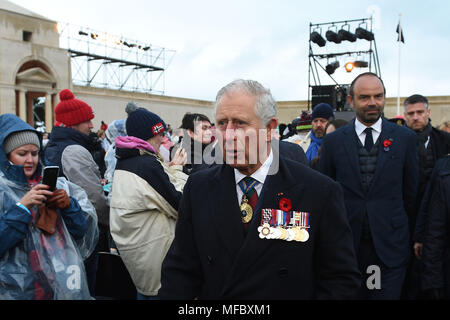 Le Prince de Galles et le Premier ministre français Edouard Philippe (à droite) lors d'un matin tôt au memorial Memorial à Villers-Bretonneux en France, à l'occasion du 100e anniversaire de la bataille de Villers-Bretonneux. Banque D'Images