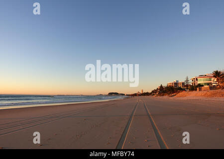 La plage de Surfers Paradise, tôt le matin juste après le lever du soleil Banque D'Images