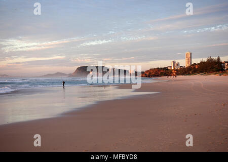 La plage de Surfers Paradise, tôt le matin juste après le lever du soleil Banque D'Images