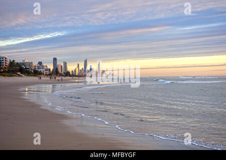 La plage de Surfers Paradise, tôt le matin juste après le lever du soleil Banque D'Images