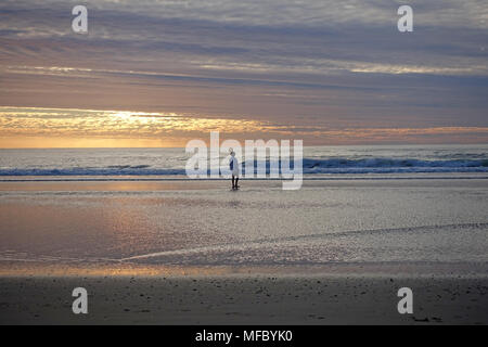 La plage de Surfers Paradise, tôt le matin juste après le lever du soleil Banque D'Images