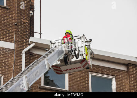 Le personnel d'incendie et de secours de Cleveland à l'aide d'une échelle sur un tuba Simon un entraînement physique à des tours d'appartements à appartements inoccupés à Stockton, Angleterre. Banque D'Images