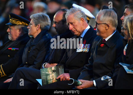 Le Prince de Galles se trouve entre le Premier ministre français Edouard Philippe (à gauche) et le Premier Ministre australien, Malcolm Turnbull (à droite) lors d'un matin tôt au memorial Memorial à Villers-Bretonneux en France, à l'occasion du 100e anniversaire de la bataille de Villers-Bretonneux. Banque D'Images