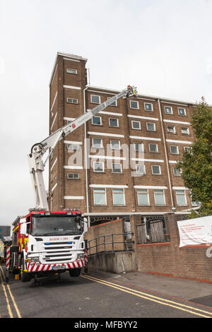 Le personnel d'incendie et de secours de Cleveland à l'aide d'une échelle sur un tuba Simon un entraînement physique à des tours d'appartements à appartements inoccupés à Stockton, Angleterre. Banque D'Images