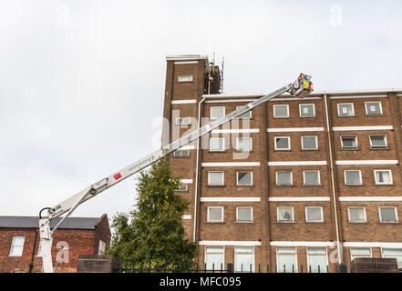 Le personnel d'incendie et de secours de Cleveland à l'aide d'une échelle sur un tuba Simon un entraînement physique à des tours d'appartements à appartements inoccupés à Stockton, Angleterre. Banque D'Images