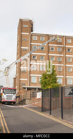 Le personnel d'incendie et de secours de Cleveland à l'aide d'une échelle sur un tuba Simon un entraînement physique à des tours d'appartements à appartements inoccupés à Stockton, Angleterre. Banque D'Images