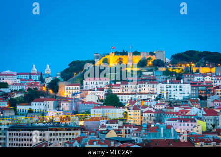 Lisbonne Portugal ville, vue en soirée du Castelo de Sao Jorge situé sur une colline pittoresque au-dessus de la vieille ville Mouraria quartier à Lisbonne, Portugal.