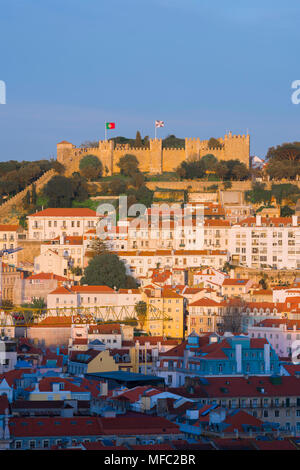 Portugal château de Lisbonne, vue au coucher du soleil du Castelo de Sao Jorge situé sur une colline au-dessus de la vieille ville Mouraria quartier à Lisbonne, Portugal. Banque D'Images