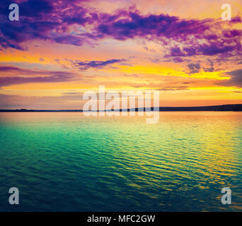 Coucher de soleil sur la rivière en Russie. Un paysage extraordinaire Banque D'Images