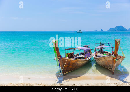Thailande La mer d'Andaman Voyage avec long tail boats on Tropical Beach Des Vacances Banque D'Images