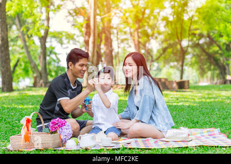 Un enfant de la famille vendeuse heureux vacances moment pique-nique dans le parc Banque D'Images