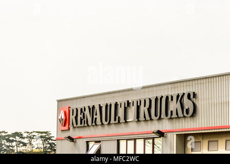 Northampton, Royaume-Uni - 21 avr, 2018 : : la vue Jour concessionnaire officiel Renault Trucks signe plus de ciel bleu. Renault est une multinationale française automotive manufact Banque D'Images