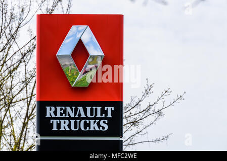 Northampton, Royaume-Uni - 21 avr, 2018 : : la vue Jour concessionnaire officiel Renault Trucks signe plus de ciel bleu. Renault est une multinationale française automotive manufact Banque D'Images