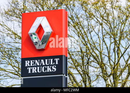 Northampton, Royaume-Uni - 21 avr, 2018 : : la vue Jour concessionnaire officiel Renault Trucks signe plus de ciel bleu. Renault est une multinationale française automotive manufact Banque D'Images