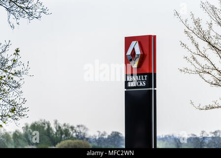 Northampton, Royaume-Uni - 21 avr, 2018 : : la vue Jour concessionnaire officiel Renault Trucks signe plus de ciel bleu. Renault est une multinationale française automotive manufact Banque D'Images