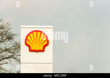 Northampton, Royaume-Uni - 21 avr, 2018 : la vue Jour signe Shell officiel plus de ciel clair. Banque D'Images