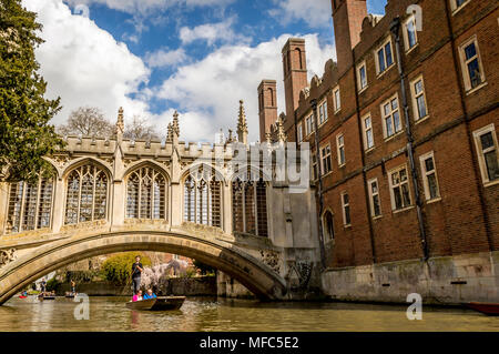 CAMBRIDGE, Angleterre - le 17 avril 2016 : Les gens en barque sur la rivière Cam, en passant sous le Pont des Soupirs sur la rivière à l'Université St Johns College, Banque D'Images