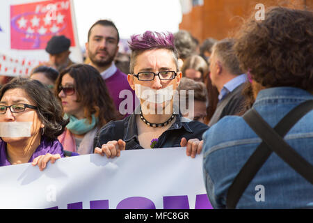 Madrid, Espagne - 8 mars 2015 : Lors de la Journée internationale des femmes à Madrid, Espagne, les gens de mars pour diverses causes comme le soleil brille. Banque D'Images