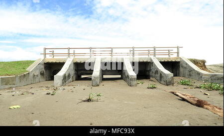 Barrage sec abandonné situé dans la région de Meulaboh west Aceh en Indonésie Banque D'Images