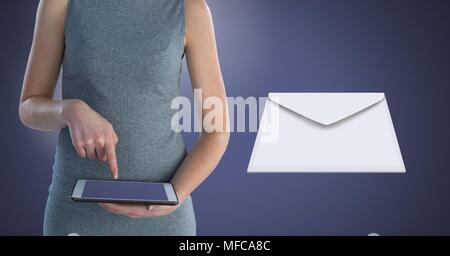 Lettre enveloppe message et woman using tablet Banque D'Images