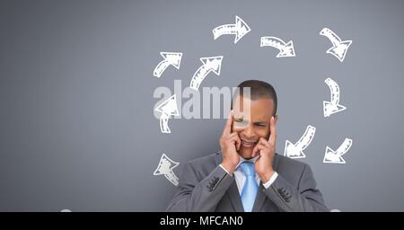 La pensée de l'homme dur avec flèches doodle cercle sur fond gris Banque D'Images