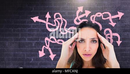 Stressed confused woman avec flèche rose squiggly doodles on wall Banque D'Images