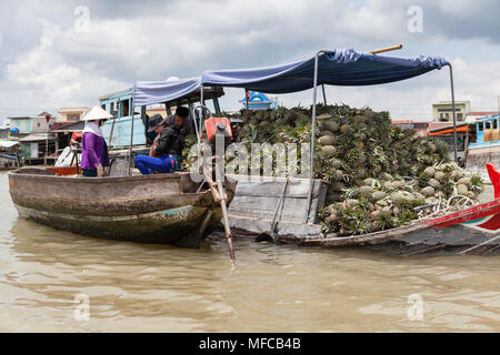 Can Tho, Vietnam - 19 mars 2017 : vente de produits alimentaires sur les marchés flottants du Mékong, Banque D'Images