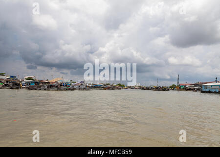 Can Tho, Vietnam - 19 mars 2017 : Marché flottant sur le delta du Mekong Banque D'Images