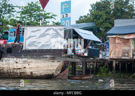 Can Tho, Vietnam - 19 mars 2017 : les maisons sur la rive de la rivière Mekong Delta Banque D'Images