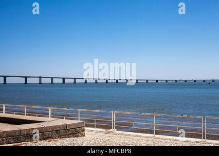 Lisbonne, Portugal - 11 juillet 2018. Le pont Vasco da Gama vu de Parque das Nacoes Banque D'Images