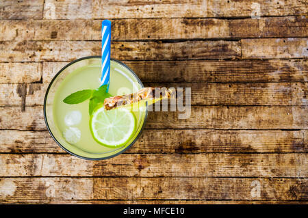 Lime Vert et menthe cocktail avec de la glace Banque D'Images