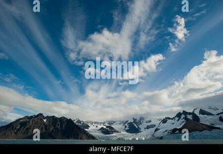 Nuages au-dessus du glacier de Weddell, Gold Harbour, l'île de Géorgie du Sud. Banque D'Images