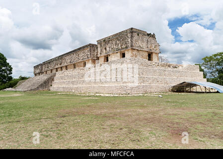 Ruines du couvent quadrangle, l'ancienne archerological site de culture Maya à Uxmal, Yucatan, Mexique Banque D'Images