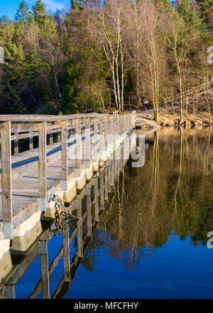 Réflexion d'un pont pied comme vu dans le lac à Göteborg Suède 2018 Avril Banque D'Images