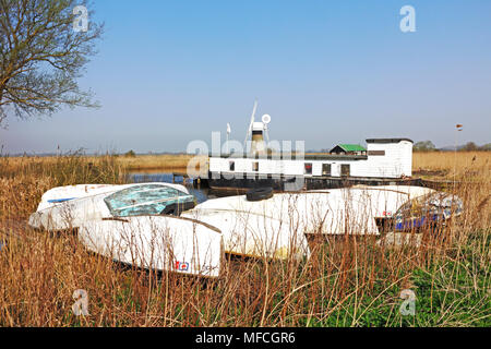 Un groupe d'embarcations retournées par la rivière Thurne sur les Norfolk Broads à Thurne, Norfolk, Angleterre, Royaume-Uni, Europe. Banque D'Images