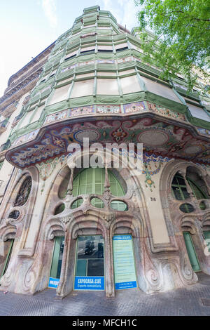 Comme un hommage à Gaudí, la Casa Comalat contient beaucoup d'éléments de l'architecture de Gaudí Banque D'Images